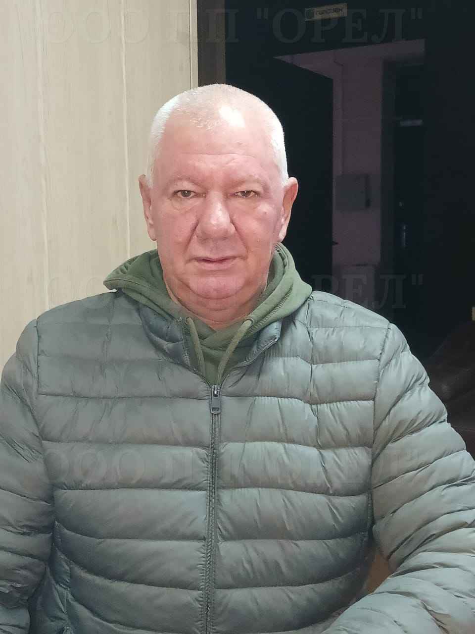 Главный инженер завода Орел97 контролирует качество цепи кормораздачи